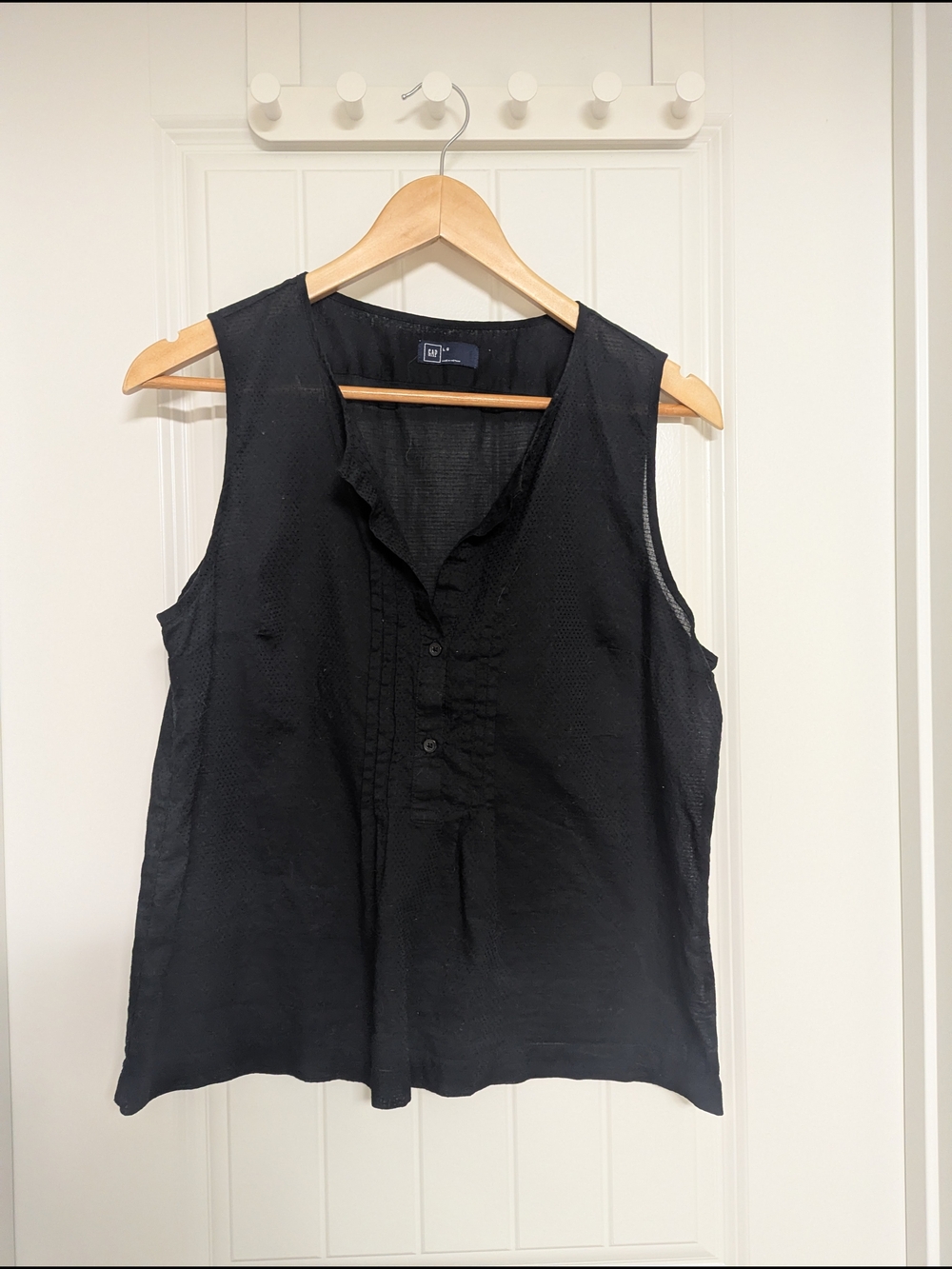 GAP Black Sleeveless Button-Front Blouse